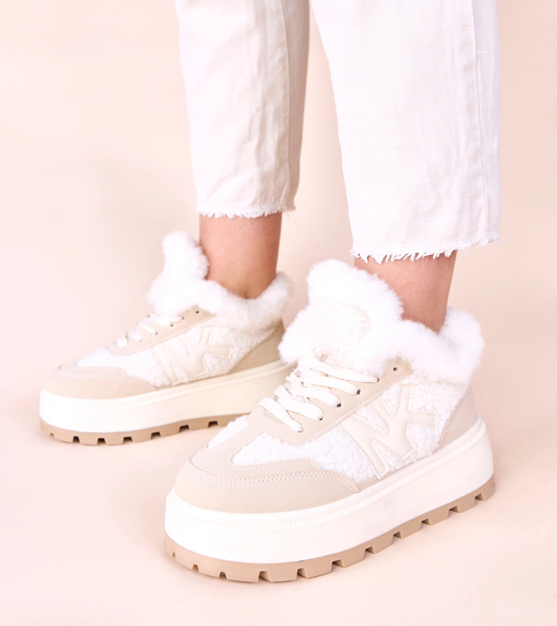 Adidași bej izolați cu blăniță Nicha