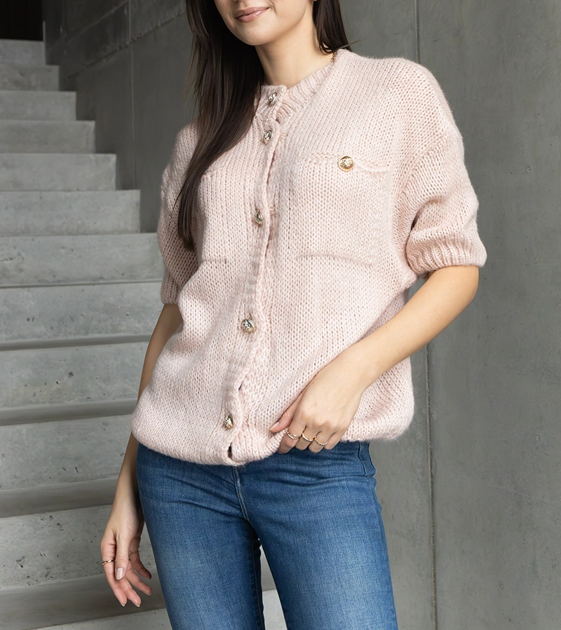 Pulover damă roz cu mânecă scurtă nasturi decorativi