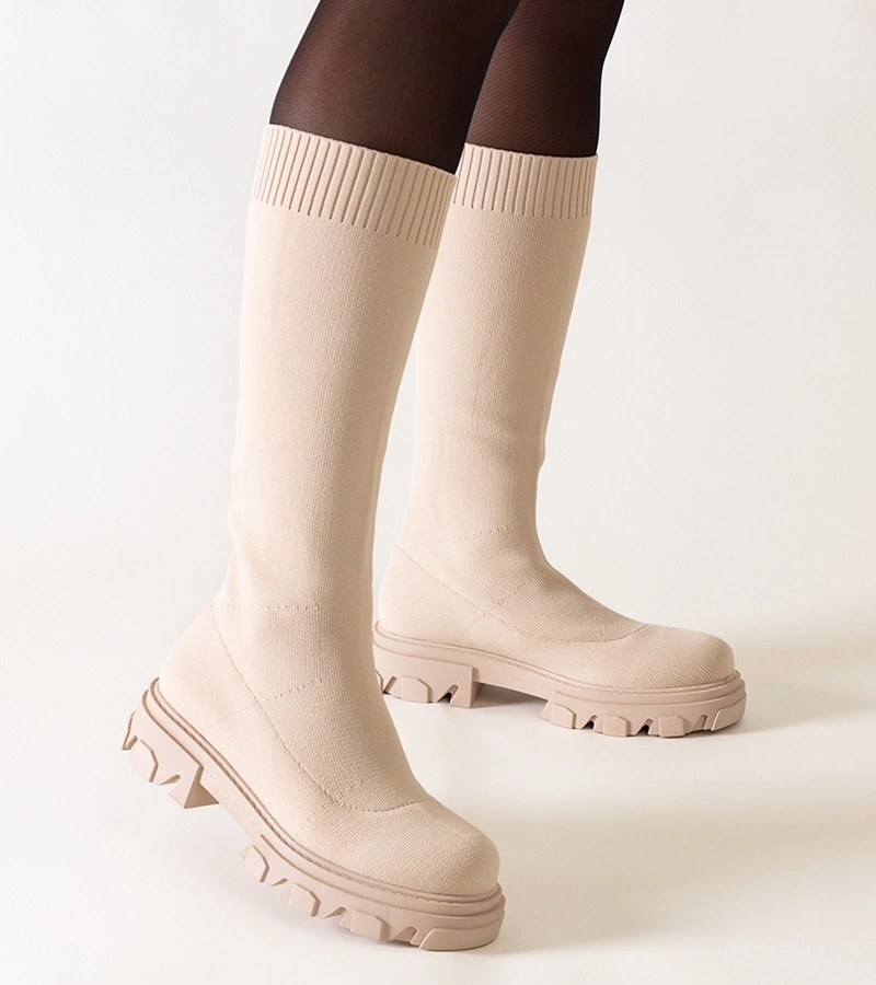 Bej obicei de material pe platformă Nazira.