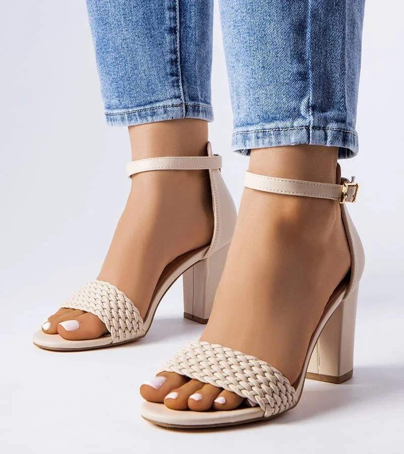 Sandale stiletto împletite bej Oliveirinhas