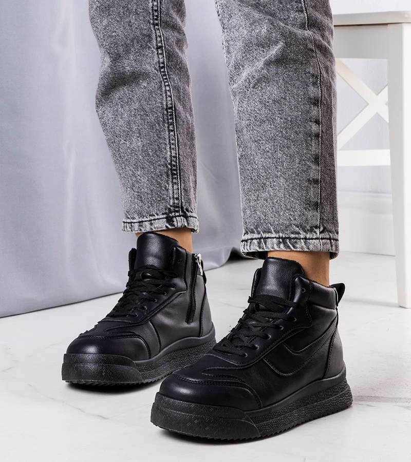 Adidași Korti izolați negri