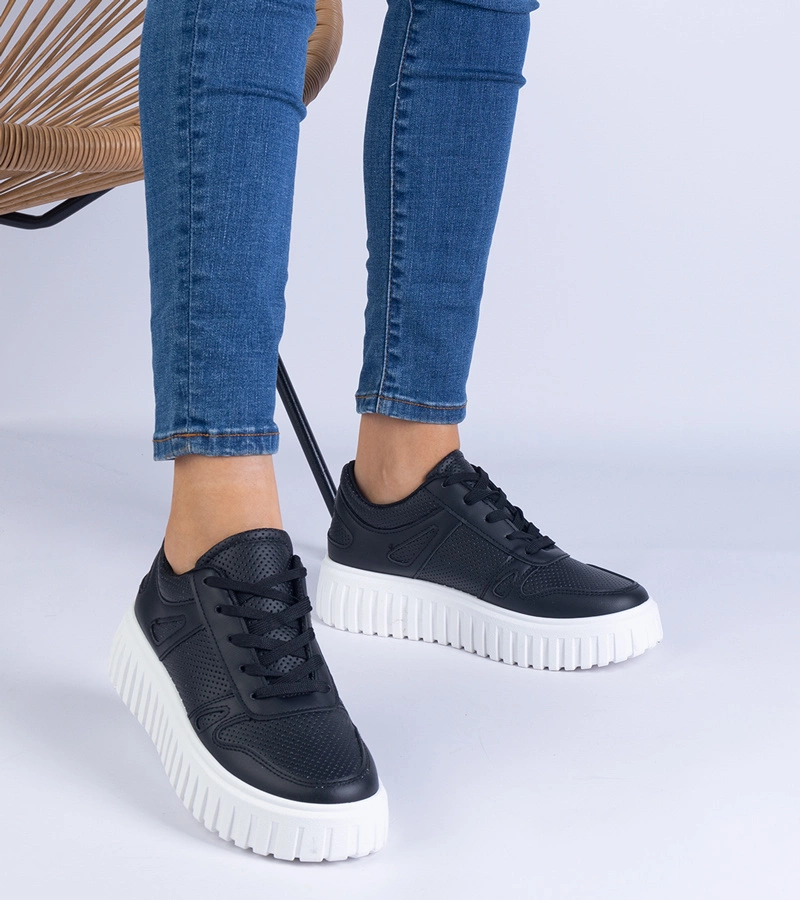 Adidași negri decupați pe talpă masivă Lusinda