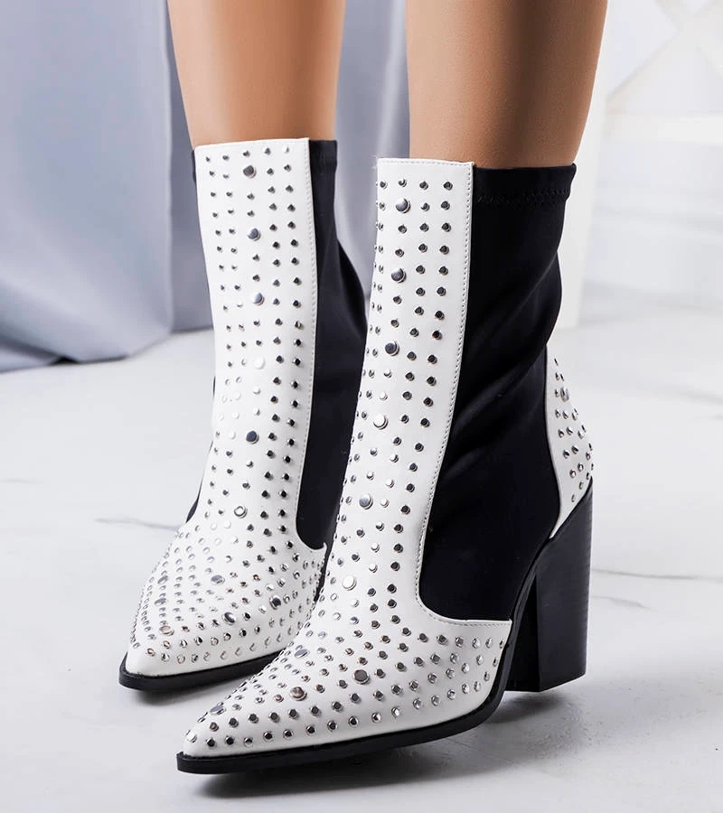 Cizme albe, înfrumusețate cu nasturi Orazi