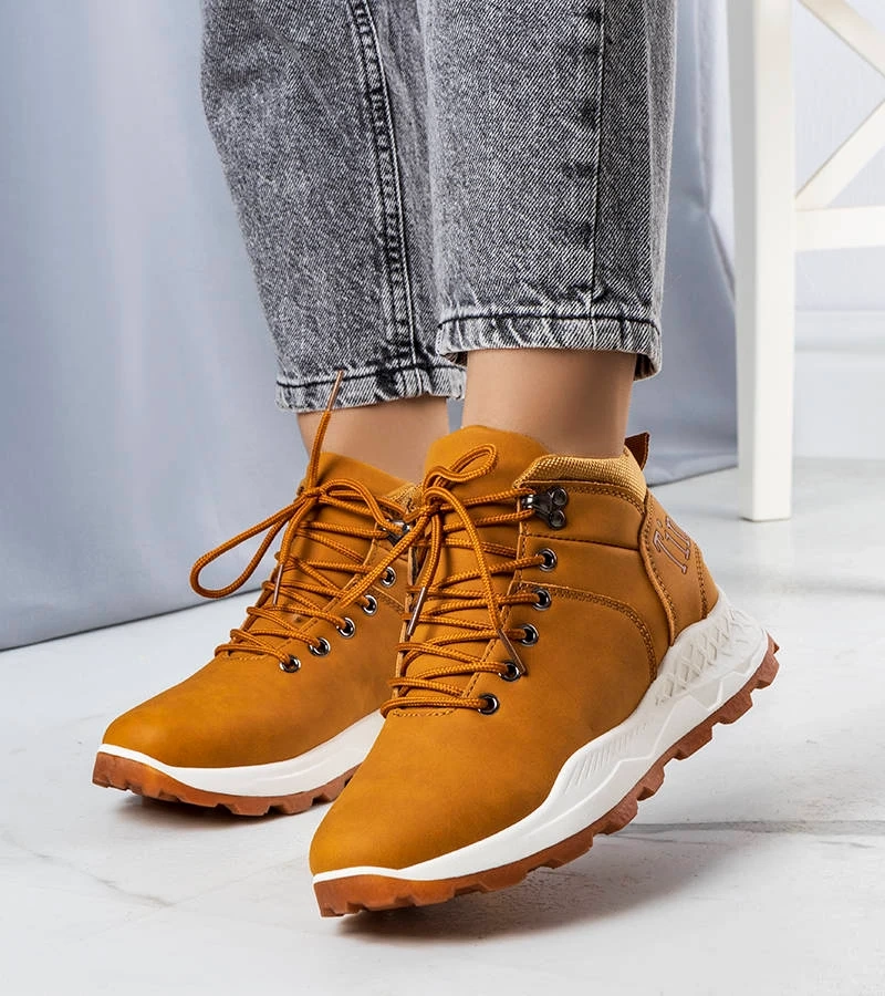 Cizme de vânătoare izolate maro pentru femei de la Adleri