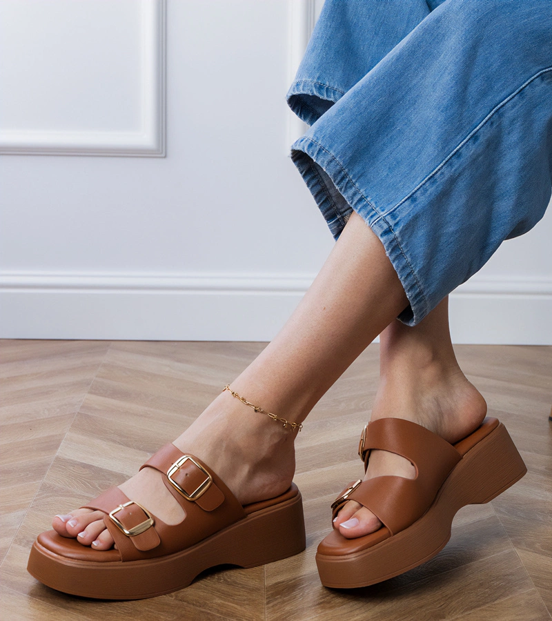 Papuci maro cu catarame pe barete Wollis