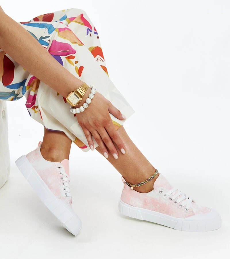 Adidași de material roz ai Jerinei