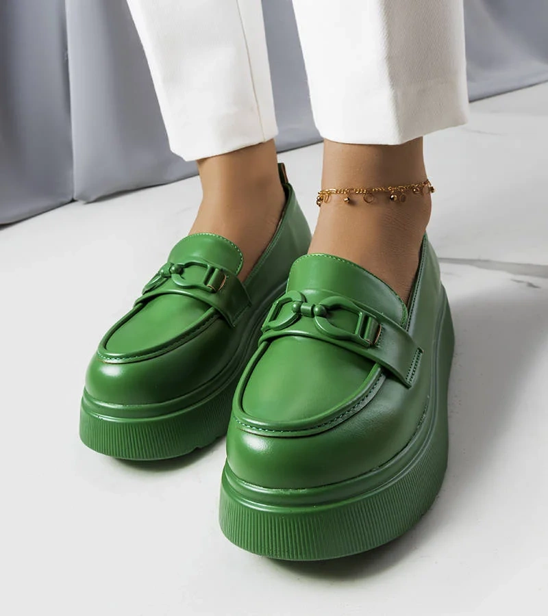 Lorzi cu ornamente verzi pe un toc Gagnon