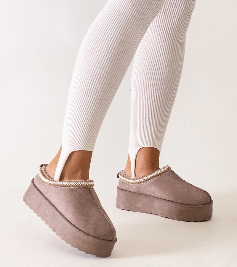 Ciorapi bej cu broderie pe o platformă înaltă Luanela.