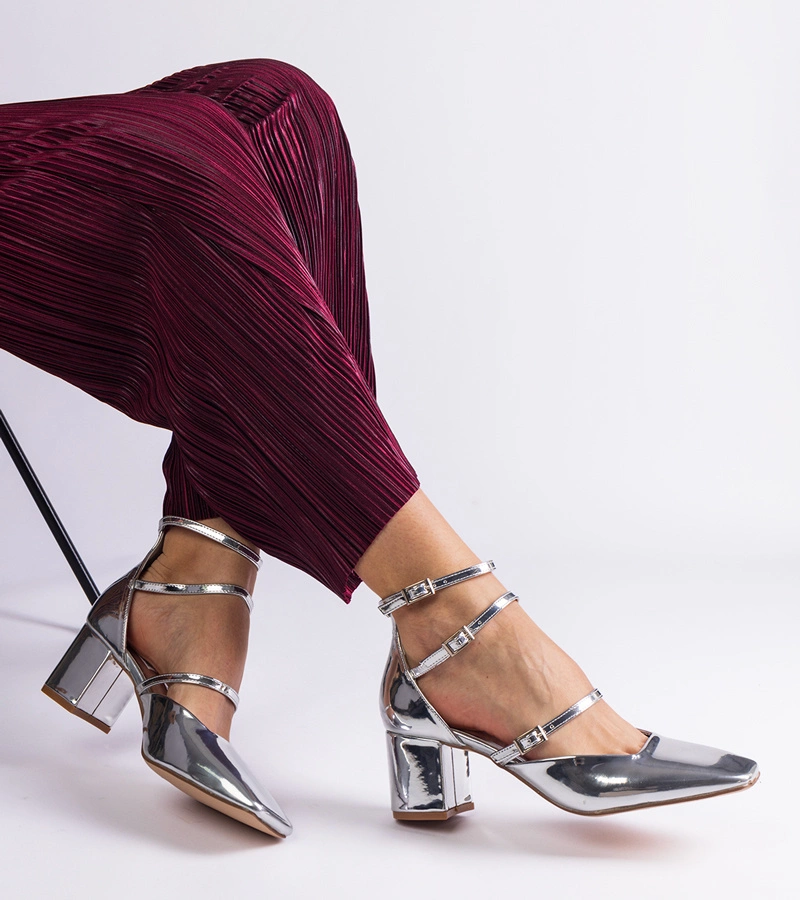 Pantofi argintii lacuiți pe toc gros cu catarame Kamola