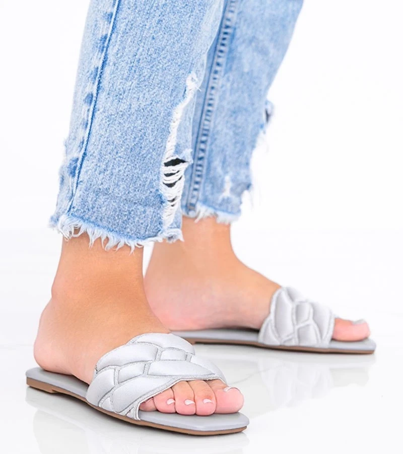 Șlapi gri cu partea superioară decorativă de Stormi