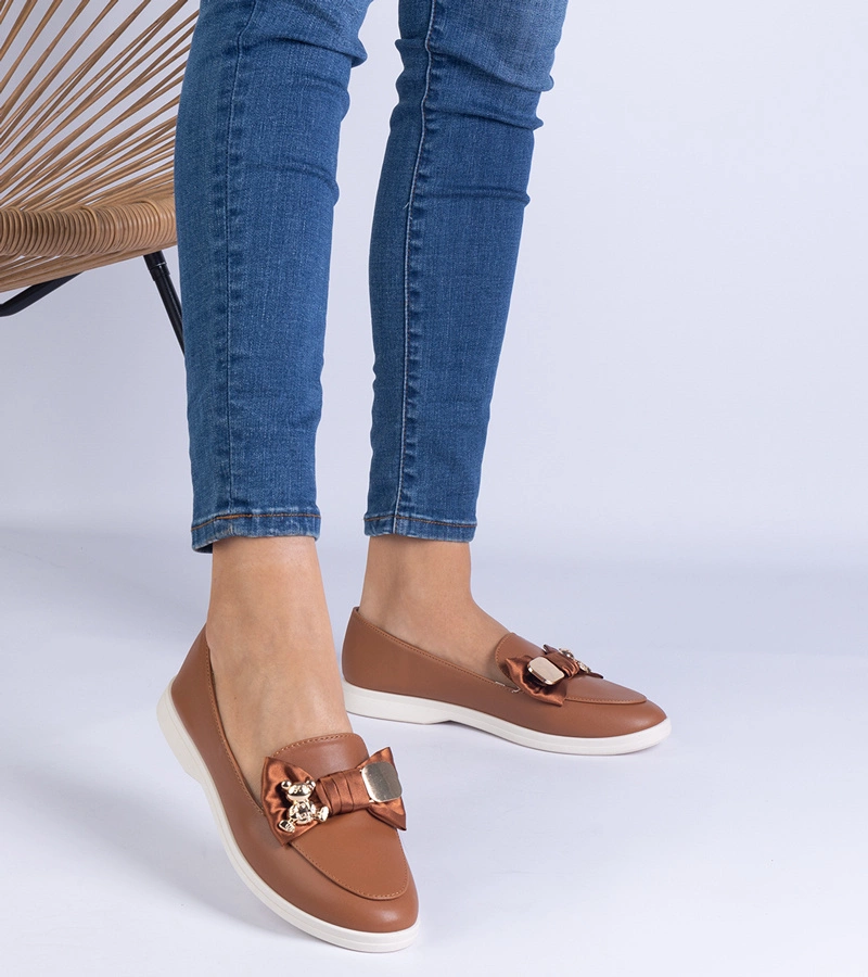 Mocasini maro decorați cu fundiță și ursuleț auriu Nensi