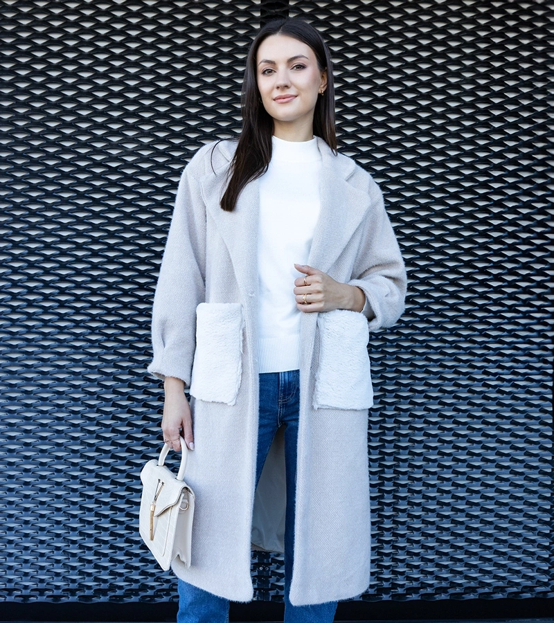 Pardesiu lung bej cu buzunare din pluș Badra.