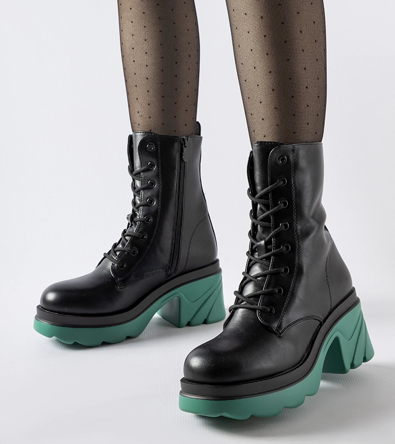 Costul cizmelor negre izolate pe stâlp de mare