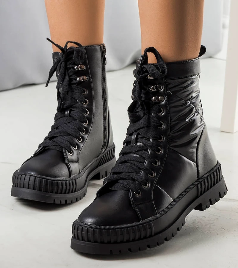 Trapper negru izolat Hamina