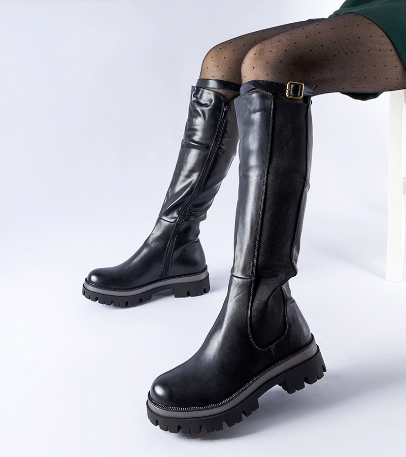 Cizme negre masive cu o curea decorativă Stuart