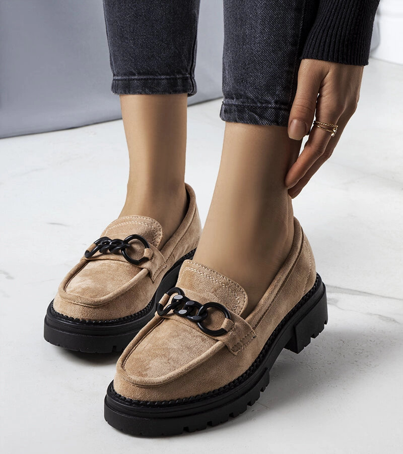 Joanne bej cu lanțuri în jumătate de pantofi