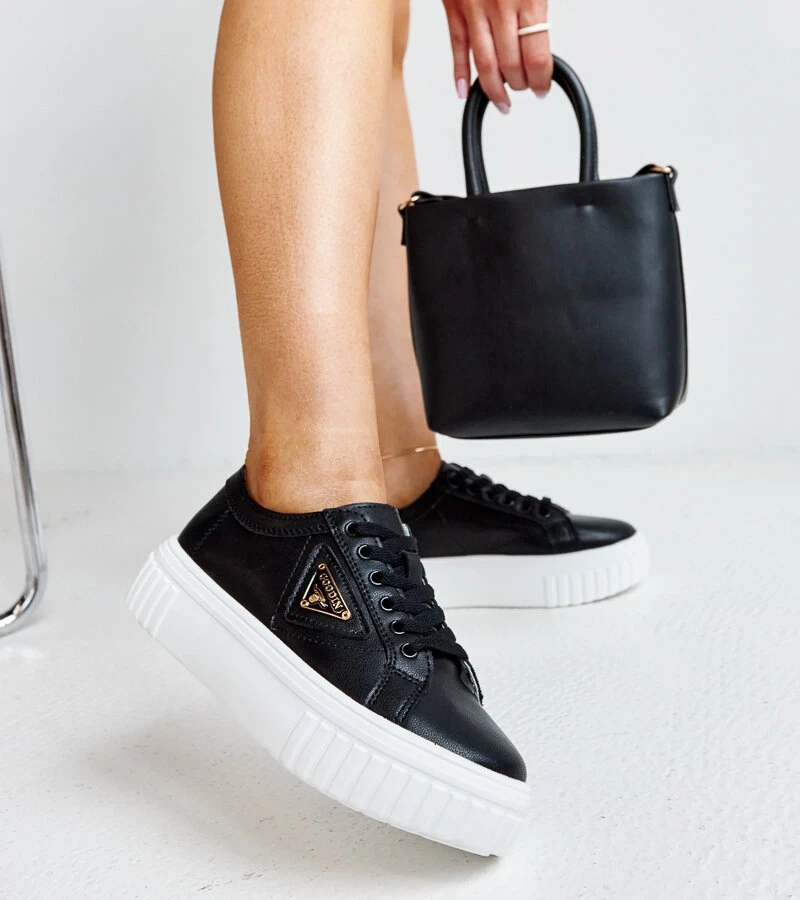 Adidași negri din piele Attia cu talpă groasă