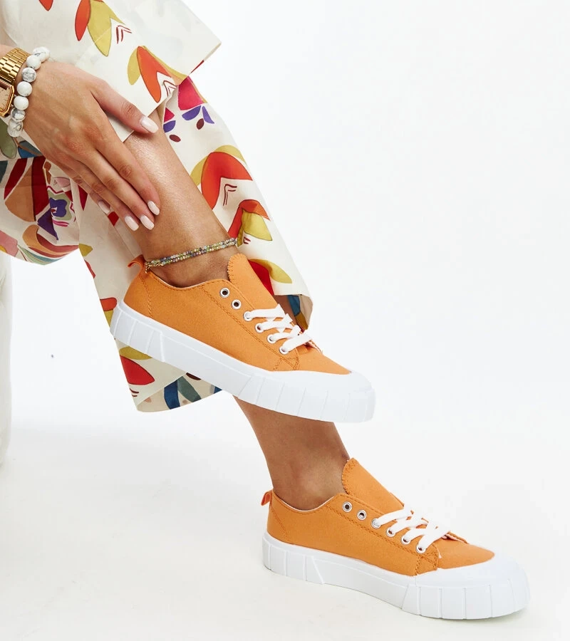 Teniși de pânză portocalii ai lui Eduard