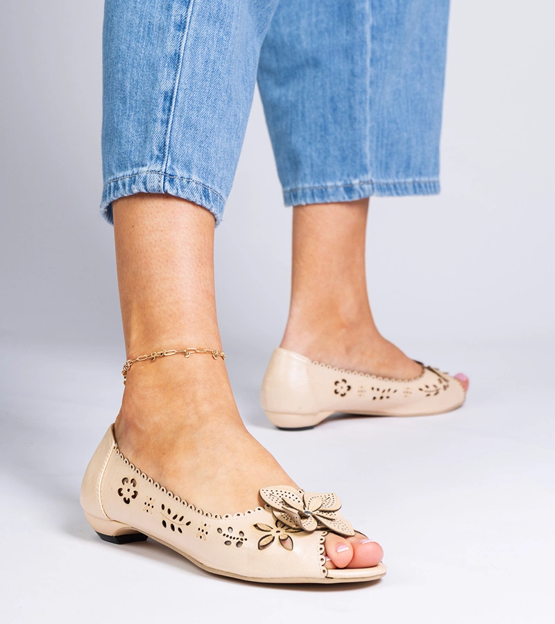 Balerini bej cu vârf decupat și model ajurat Ursull