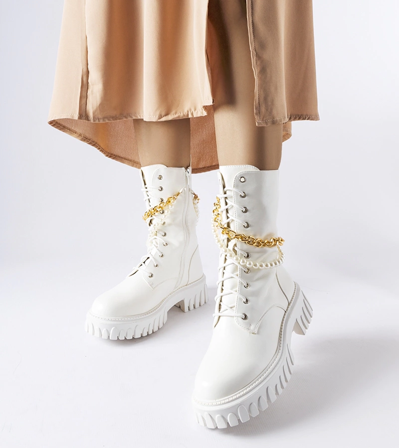 Trappers alb cu perle și lanț Mira