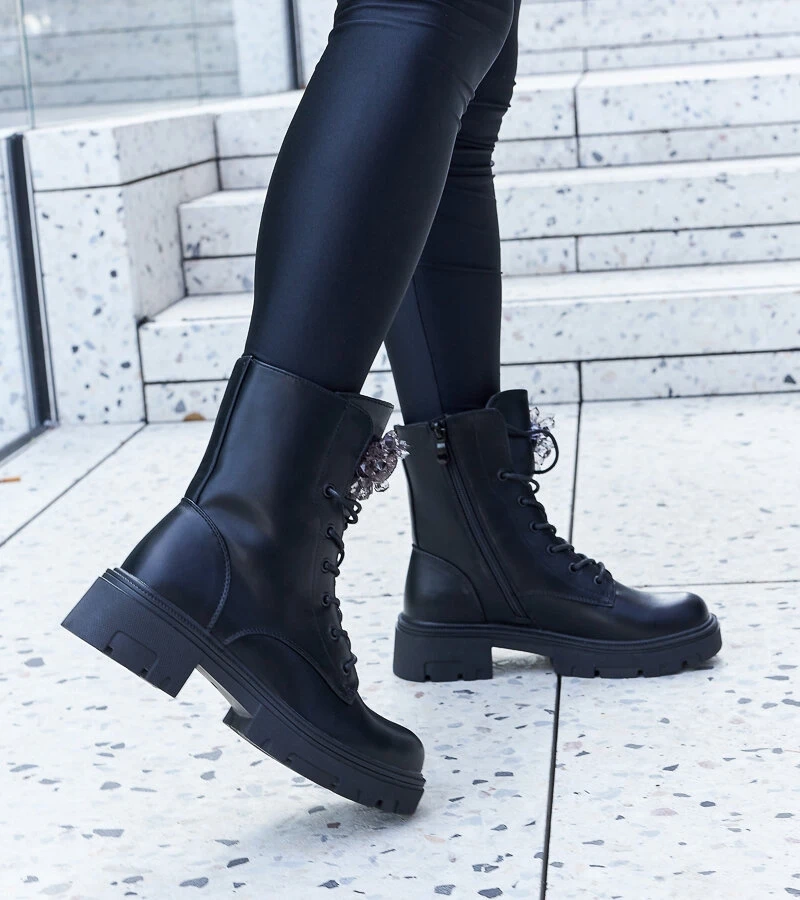 Cizme negre cu margele de la Accadia