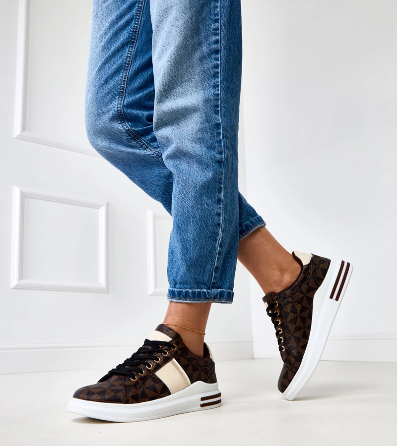 Adidași maro pe platformă cu bandă bej-aurie