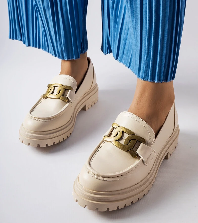 Mocasini bej împodobiți cu o cataramă Schlanders