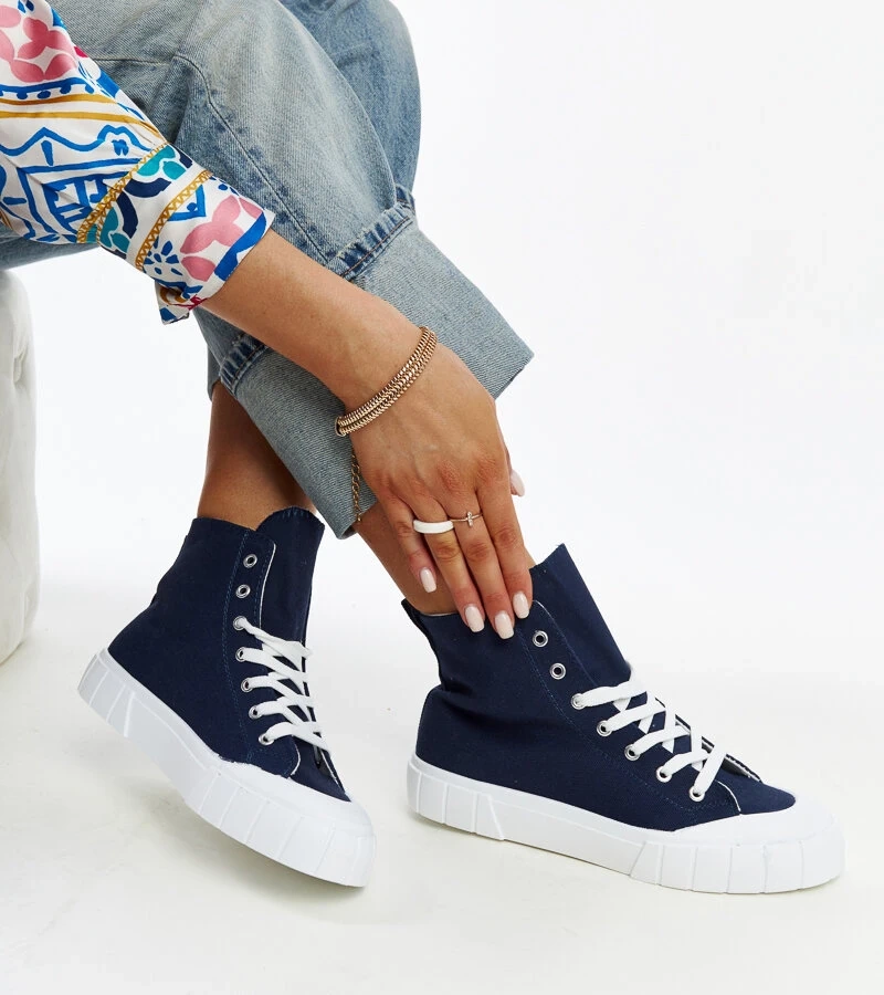 Teniși înalți de culoare granată ai lui Vinka