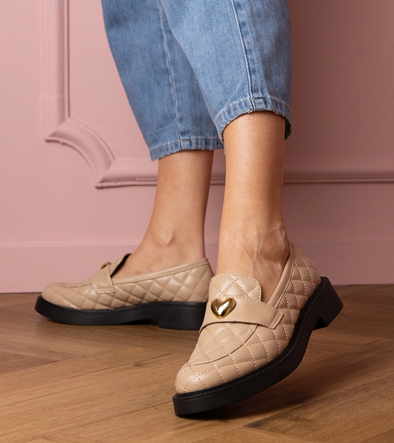 Mocasini bej quilted decorați cu inimă Dorado