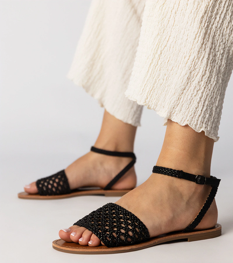 Sandale negre împletite cu talpă plată Mires