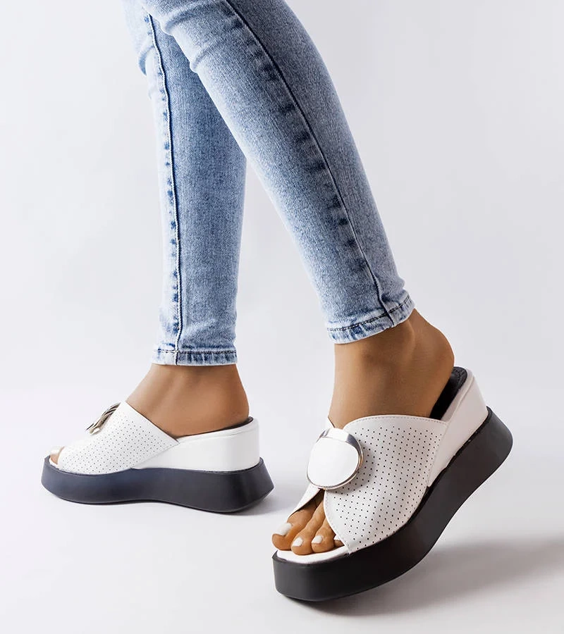 Șlapi albi pe platforme cu ornament Degna