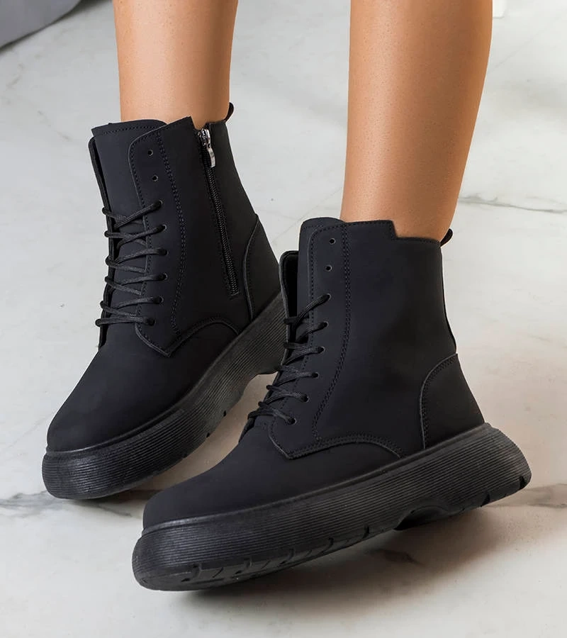 Cizme Neile izolate negre