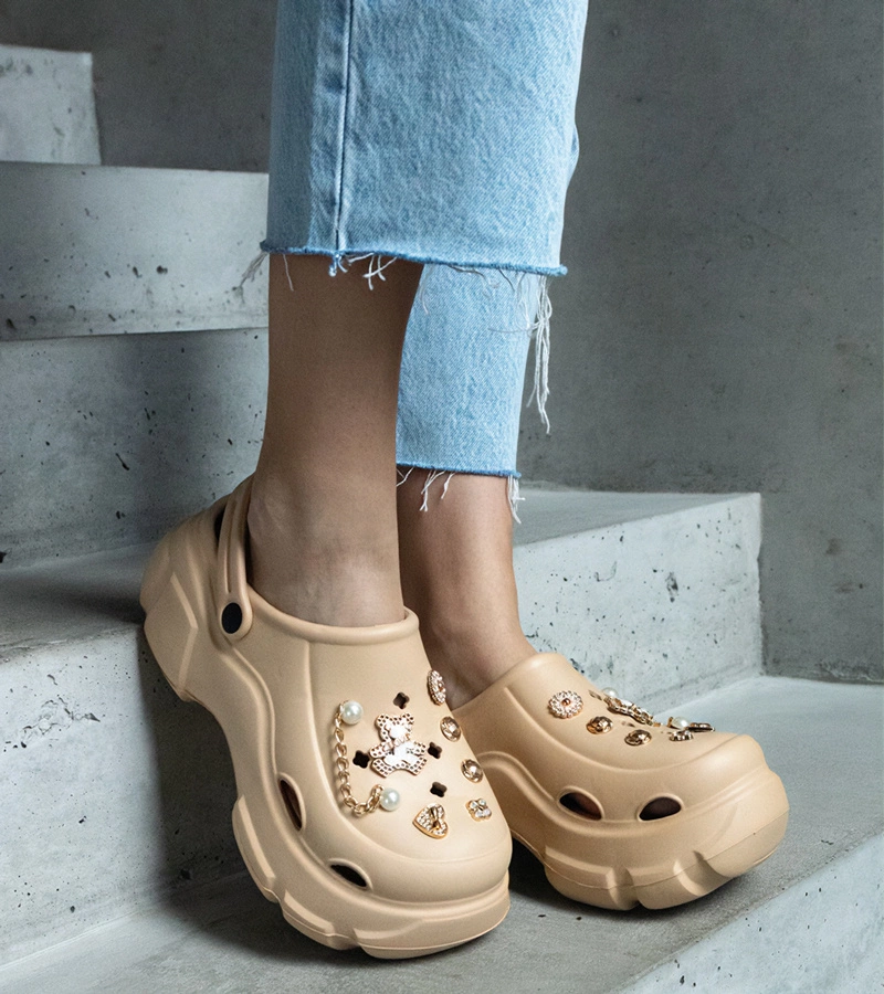 Aria papuci închiși bej-închis pe platformă decorați cu insigne