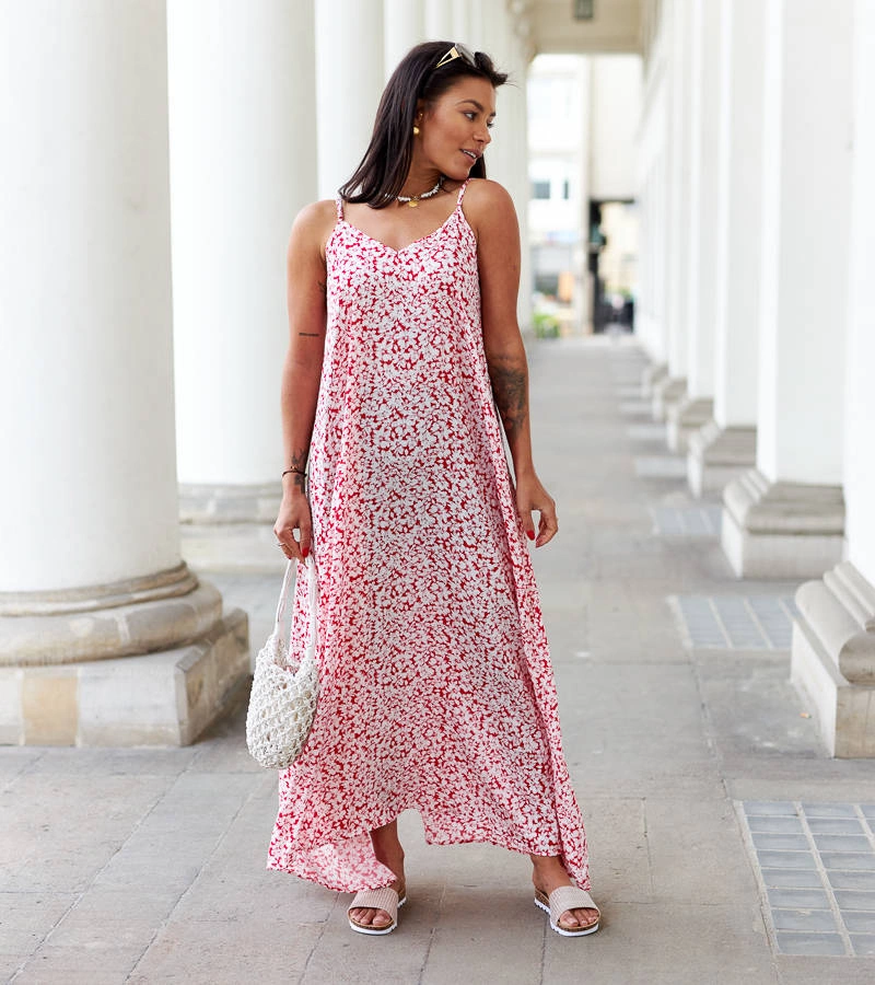 Rochie roșie cu o croială largă de Giona