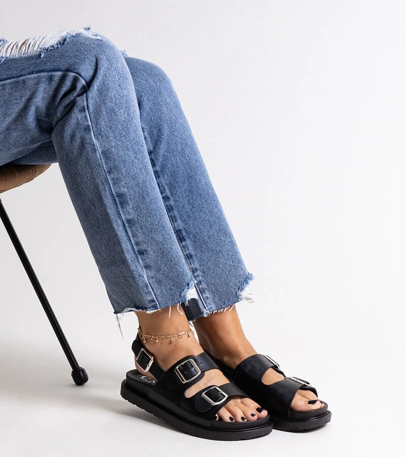 Sandale negre pe platforma lui Basher