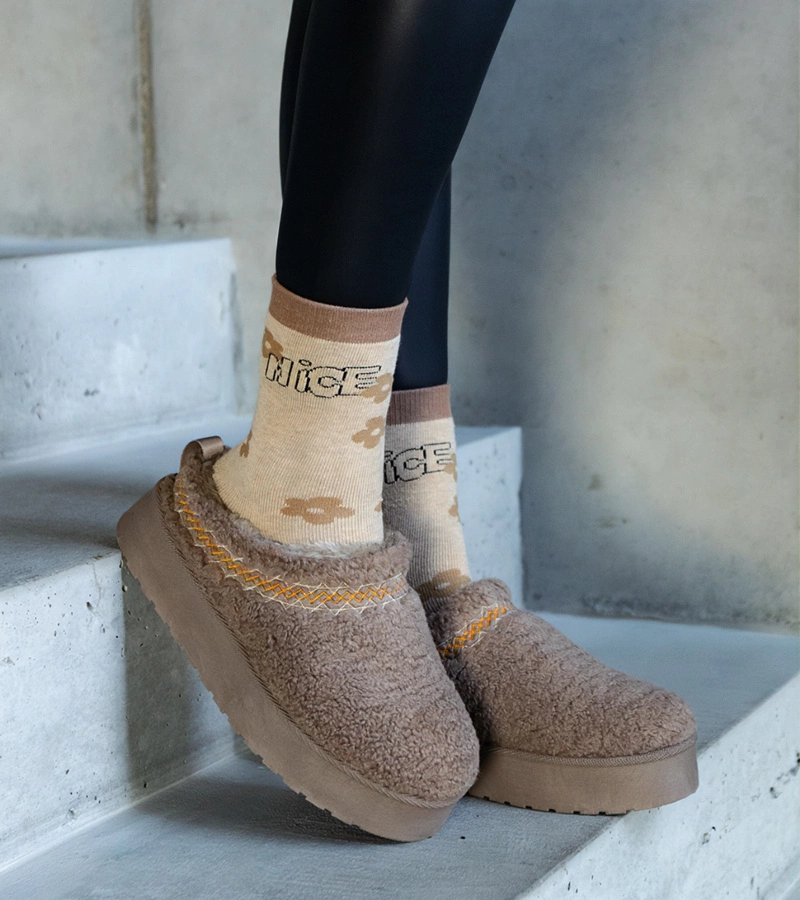 Cizme de zăpadă maro pe platformă, cu glezna joasă și model brodat Greene.