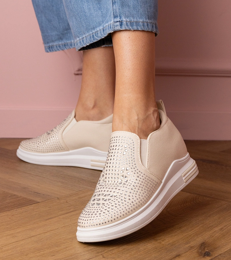 Tenisi bej pentru femei cu strasuri pe pană ascunsă Jeremi