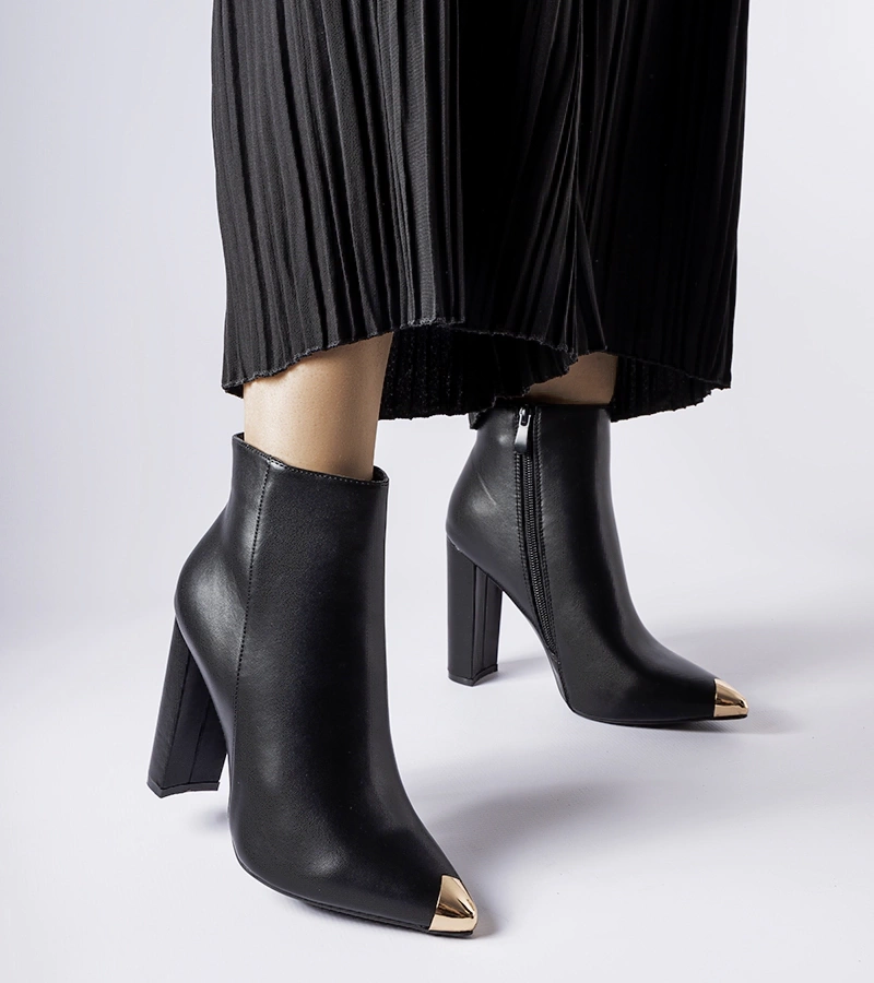 Cizme negre cu vârf metalic Sacra