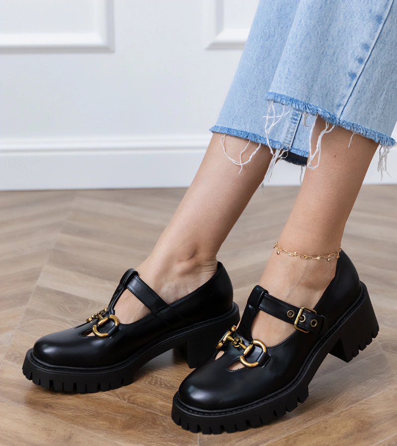 Pantofi negri cu talpă groasă și decorațiune aurie Hartis