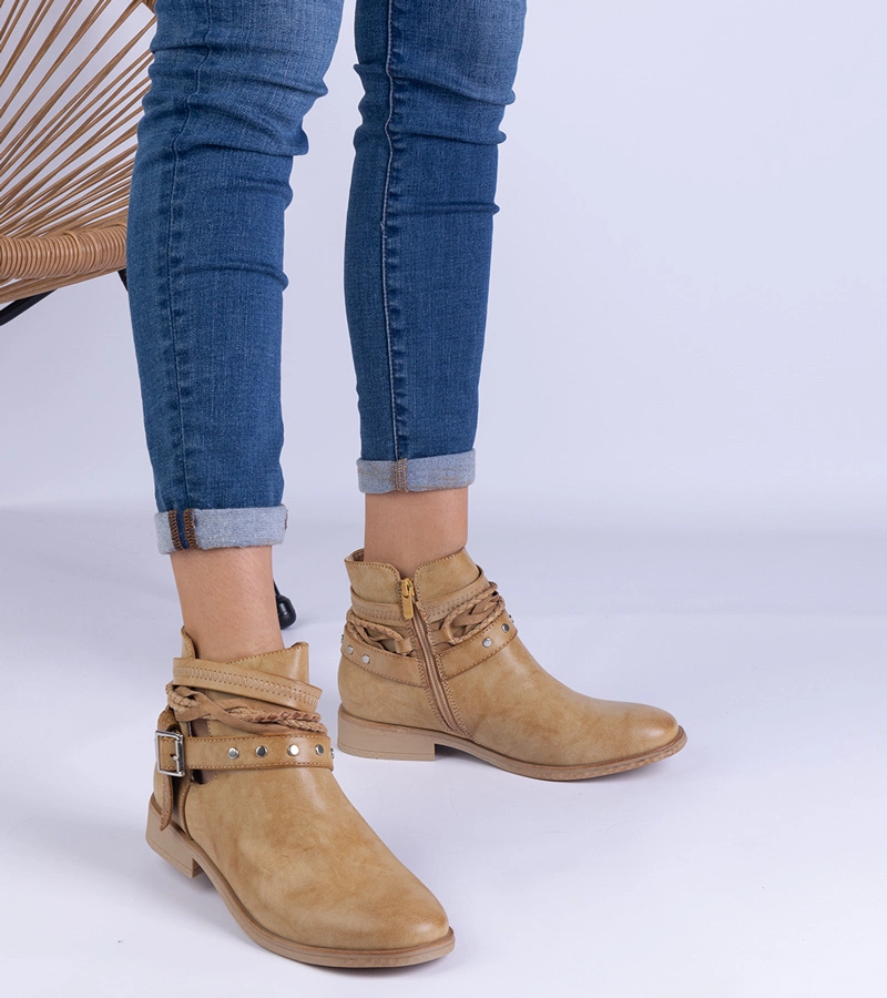 Botine plate maro cu decupaj și cataramă Savaner