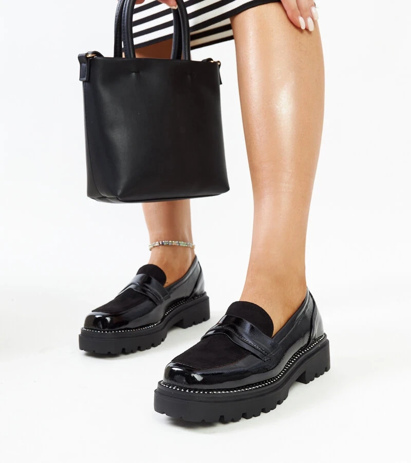 Pantofi semi-închiși, lăcuiți negru, cu inserție de piele Kirsi