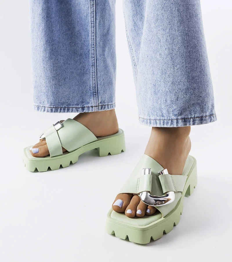 Șlapi verzi pe talpă de tractor de Carceri