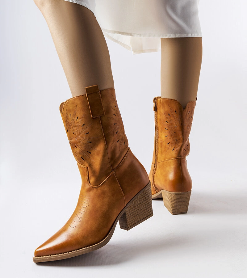 Cizmele maro cu tija decorată cu leopard