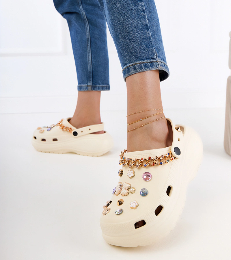 Lelila saboți bej închiși cu ornamente