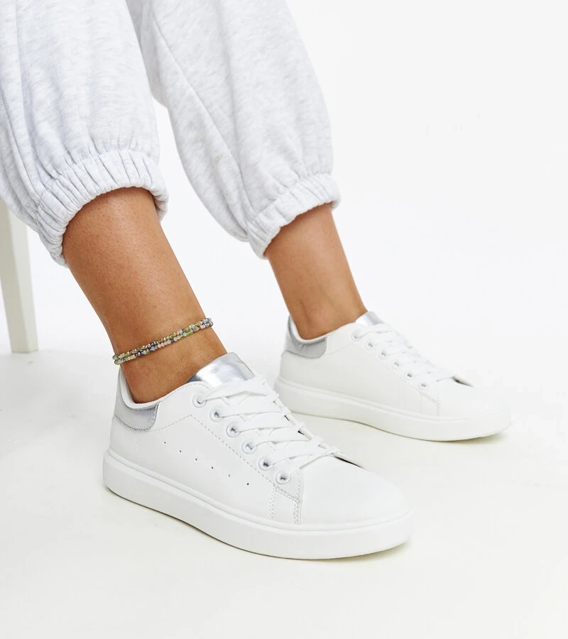 Teniși albi pe platforma Ariam