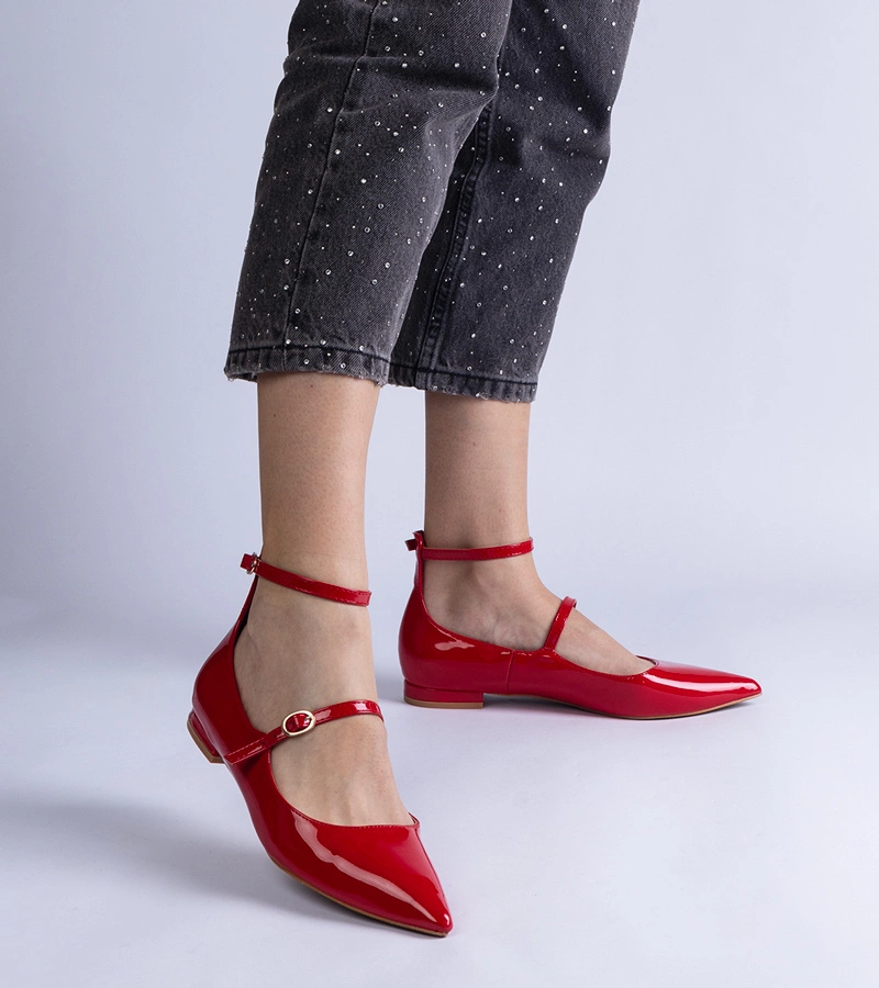 Pantofi roșii lăcuiți cu toc plat și catarame Ewerida