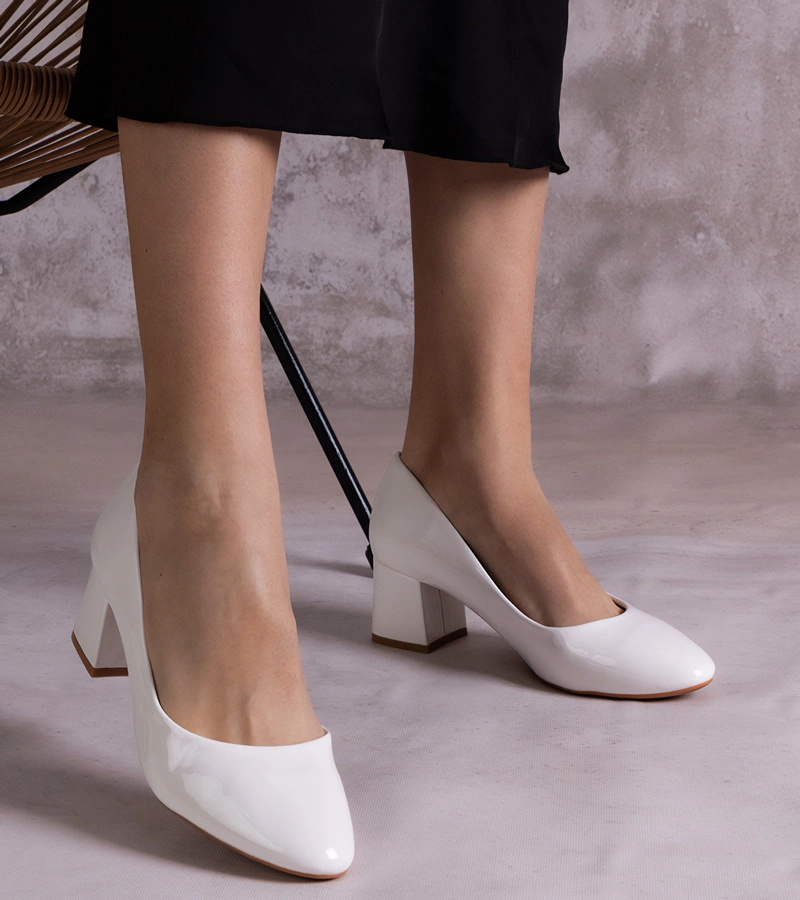 Pantofi cu toc Linaka lăcuiți albi