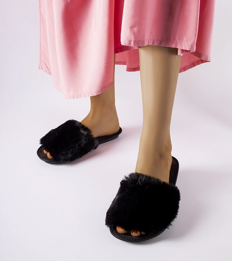 Papuci negri cu blană INBLU