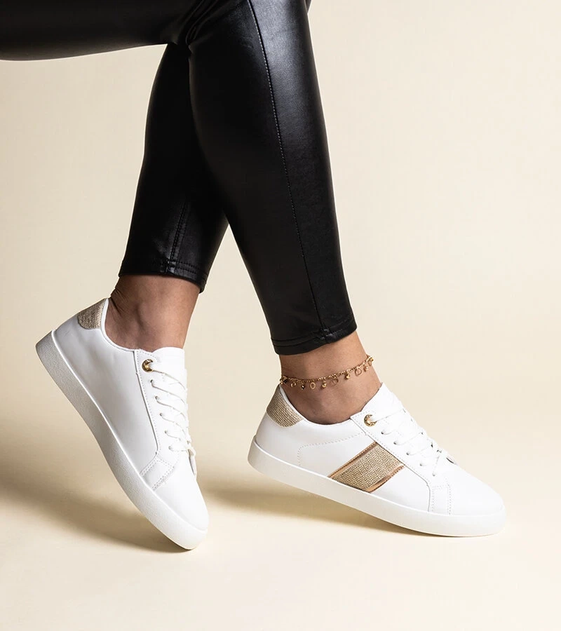 Adidași albi și aurii cu o bandă decorativă Grada