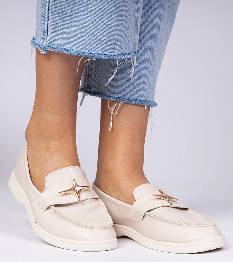 Mocasini bej pentru femei cu ornament auriu Senna